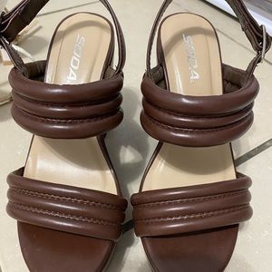 Beautiful and confortable brown platform!